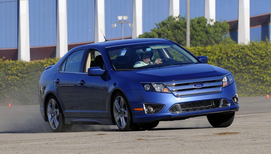  Ford Fusion Sport 2010 года  (US) (фото 2 из 26)